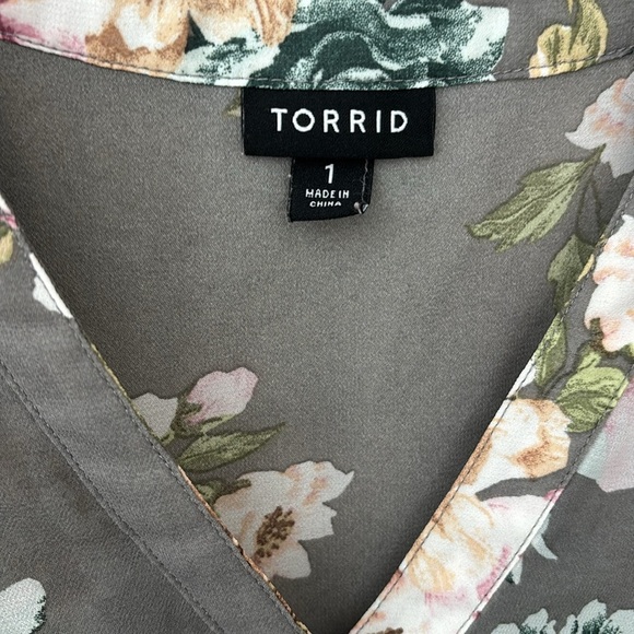 Women’s Plus Torrid Gray Floral Lexie Chiffon Babydoll Tunic Top Sheer Hi Low 1X - Picture 2 of 7
